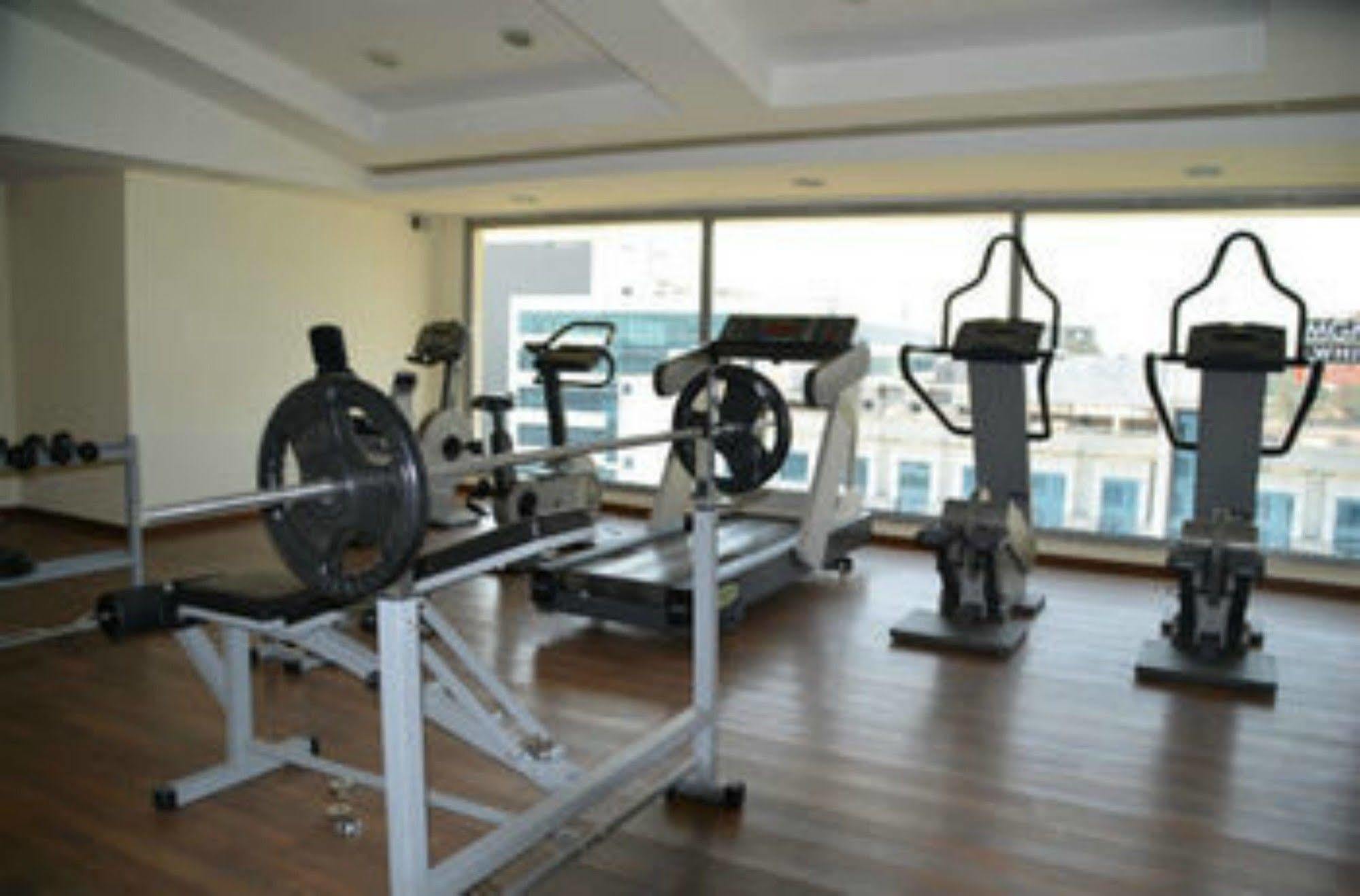 Lemon Tree Hotel, Gachibowli, Haïdarabad Extérieur photo